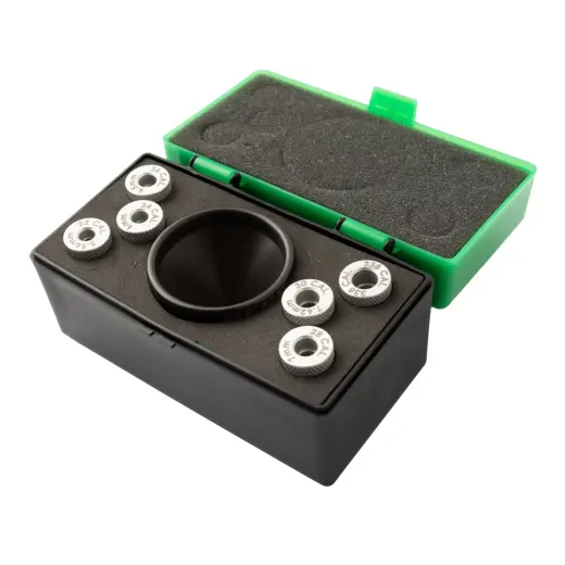 MatchMaster prachová násypka s šesti adaptéry oblíbených ráží (.22, 6mm, 6,5mm, 7mm, .30 a .308) v praktickém úložném pouzdru. Hliníková násypka je opatřena prémiovým antistatickým povrchem.